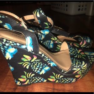 Black and yellow Pineapple wedges